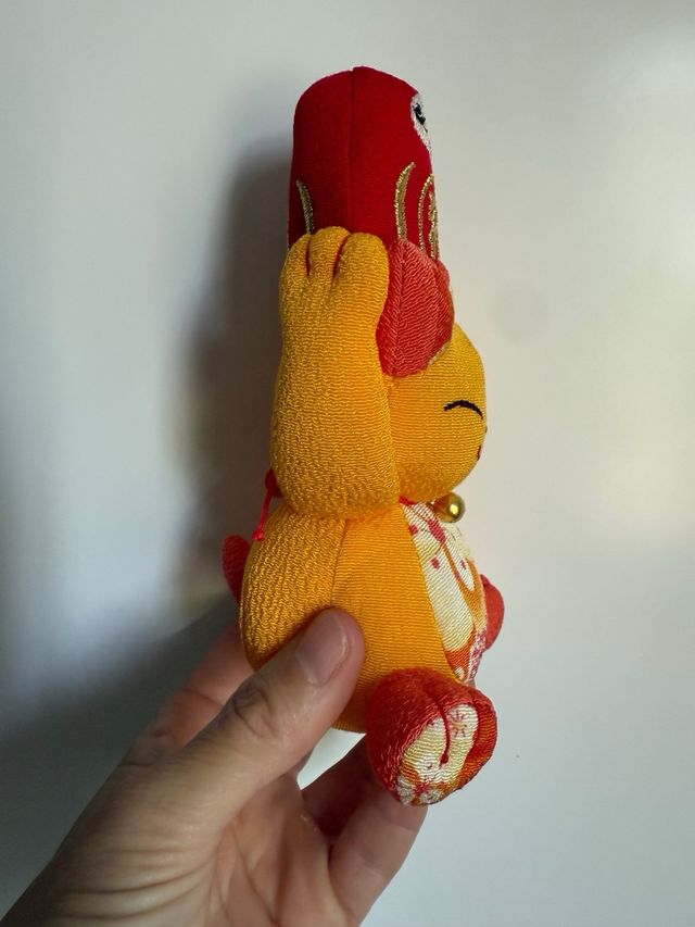 Peluche Maneki-neko japonés con Daruma