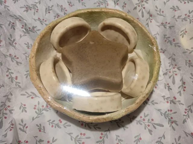 Cuenco cerámica con jabones laurel y tomillo.