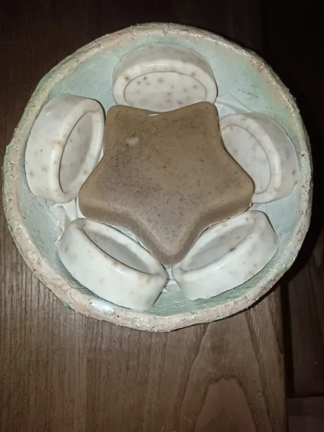 Cuenco cerámica con jabones laurel y tomillo.