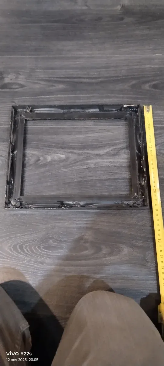 Marco de madera dorado tallado