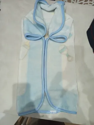 Sacca neonato in pile azzurro con stampe