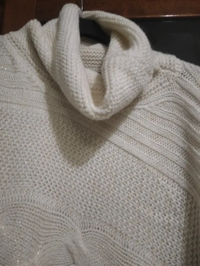 Poncho bianco con collo alto e fili luminosi