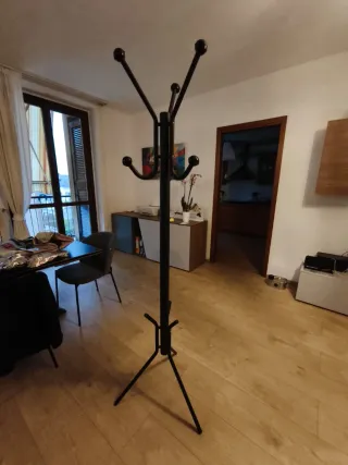 Appendiabiti da terra in metallo nero