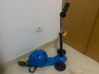 Patinete infantil azul con casco