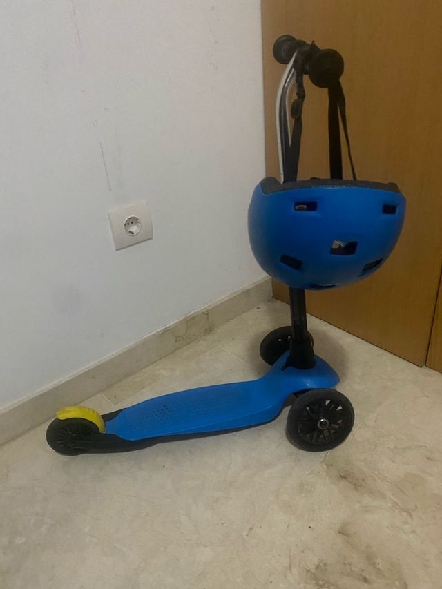 Patinete infantil azul con casco