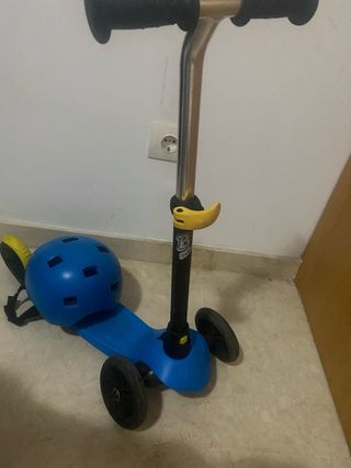 Patinete infantil azul con casco