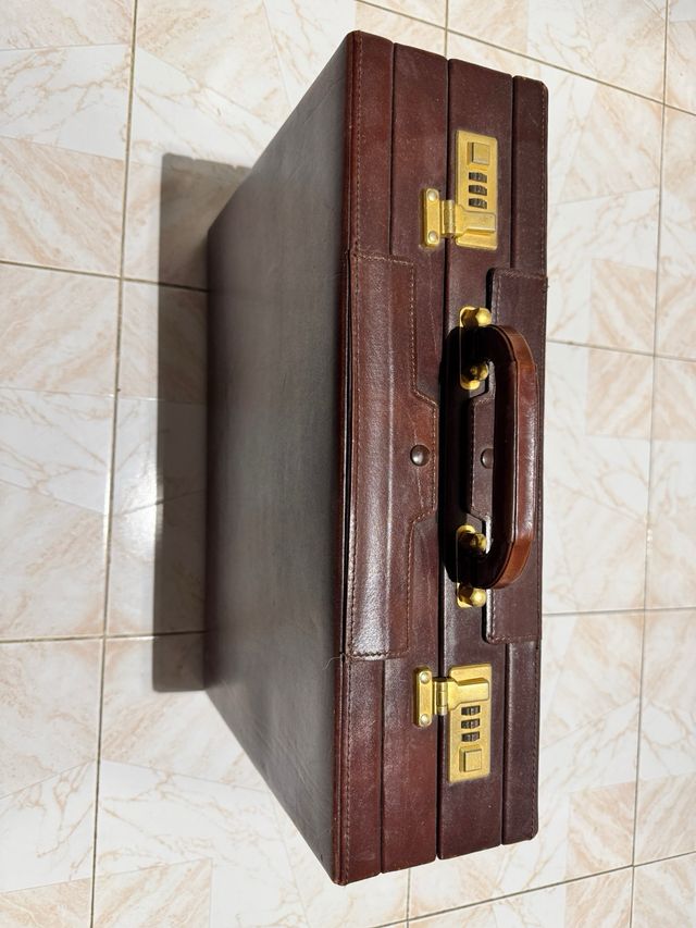 Maleta Marrón con Hebillas