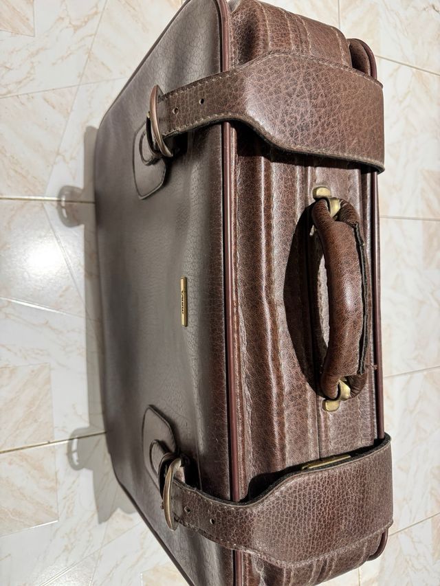 Maleta Marrón con Hebillas