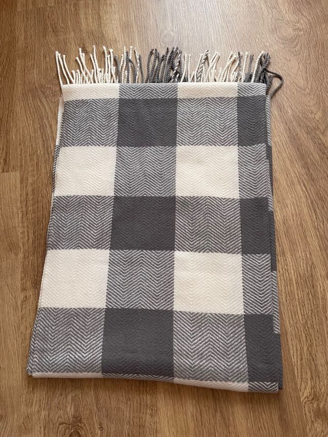 Bufanda cuadros gris y blanco