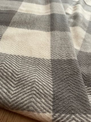 Bufanda cuadros gris y blanco