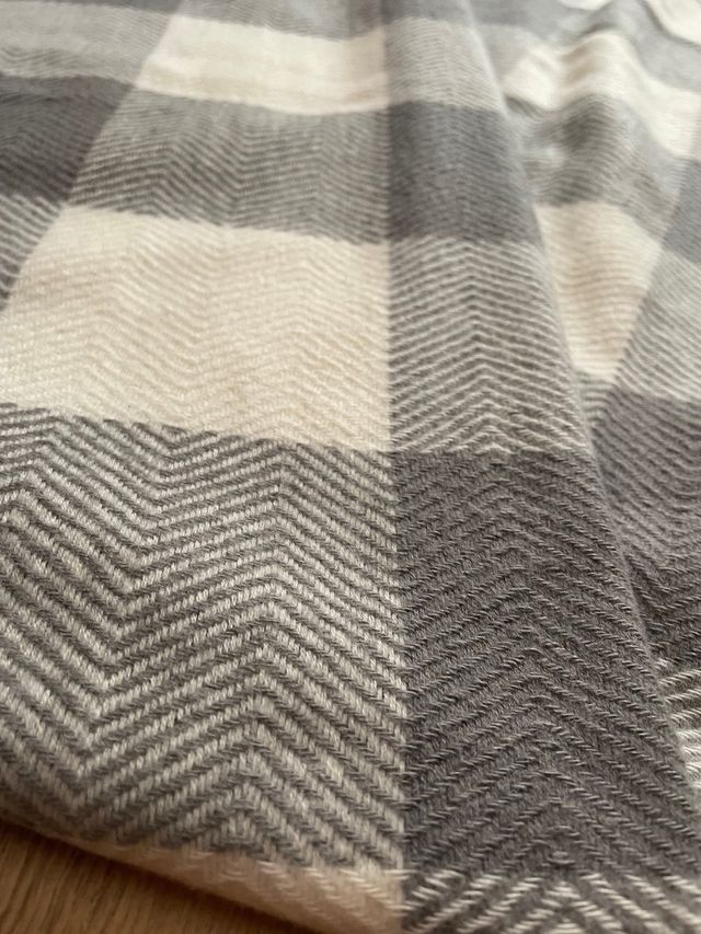 Bufanda cuadros gris y blanco