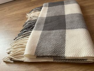 Bufanda cuadros gris y blanco