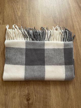 Bufanda cuadros gris y blanco