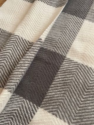 Bufanda cuadros gris y blanco