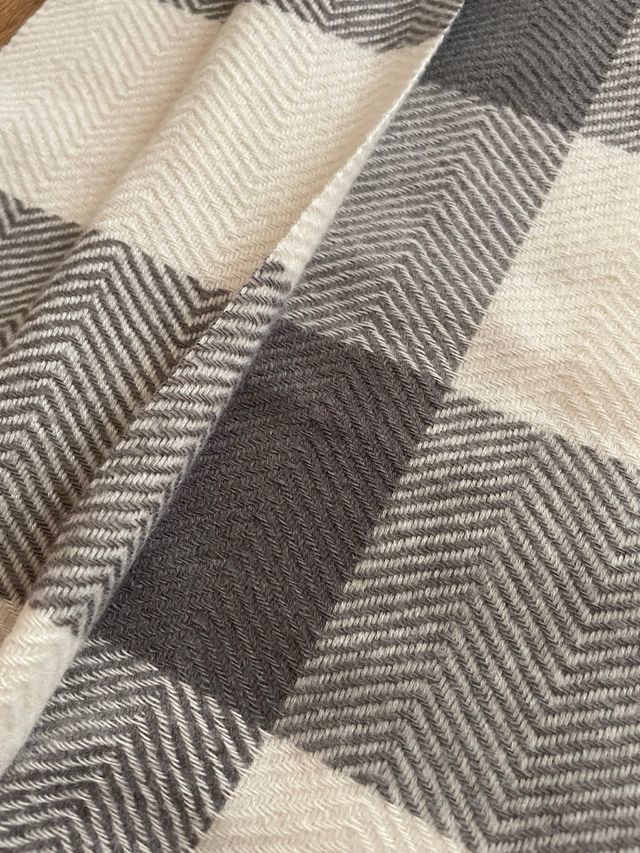 Bufanda cuadros gris y blanco