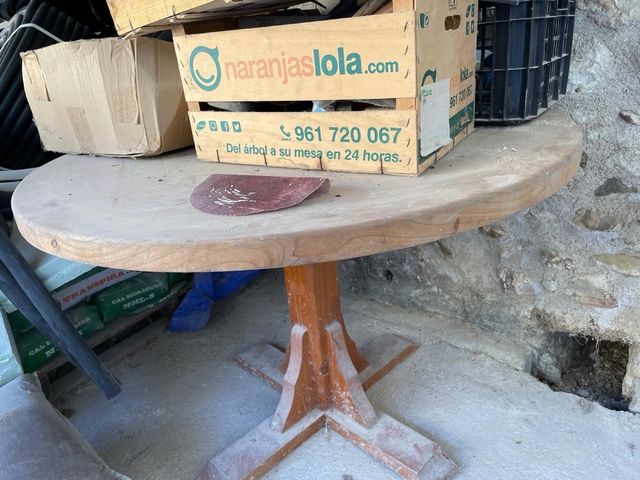 Mesa redonda de madera maciza