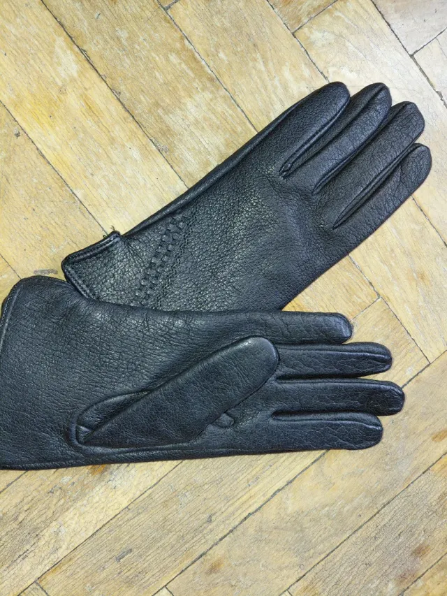 Guantes de piel negros