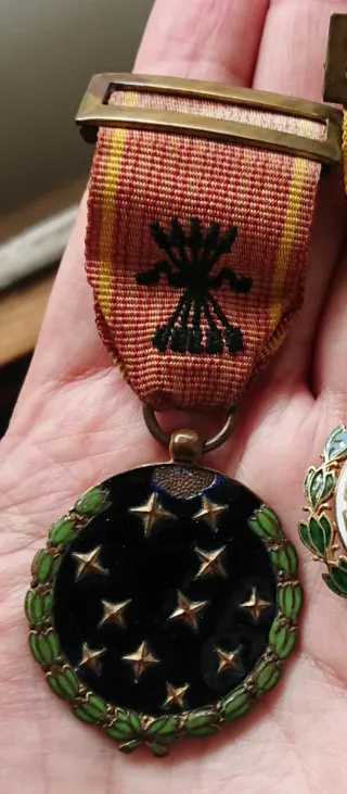 Medalla Antigua con Cinta y Corona