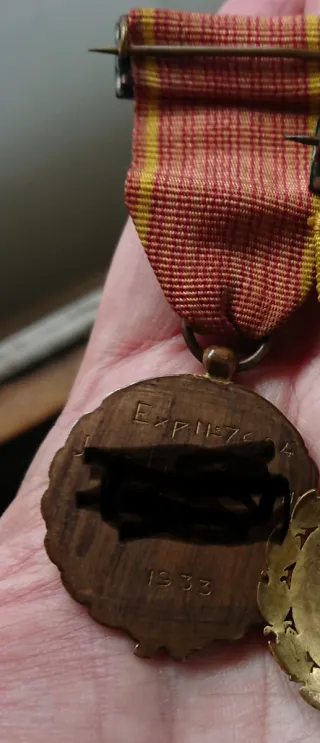 Medalla Antigua con Cinta y Corona