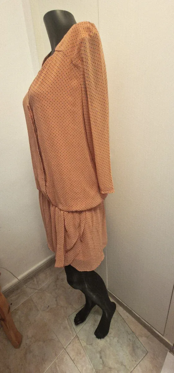 Vestido naranja con lunares negros