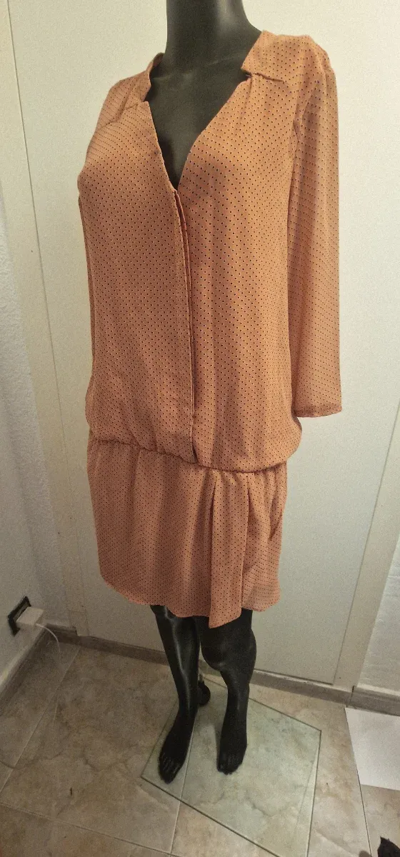 Vestido naranja con lunares negros
