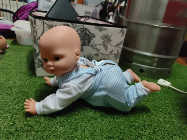 Bambino che striscia e piange