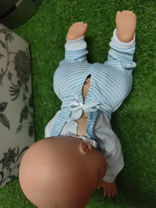 Bambino che striscia e piange