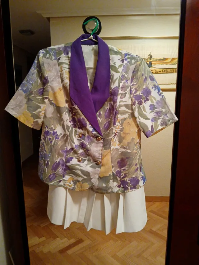 Conjunto chaqueta y falda estampada