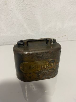 Hucha antigua de latón