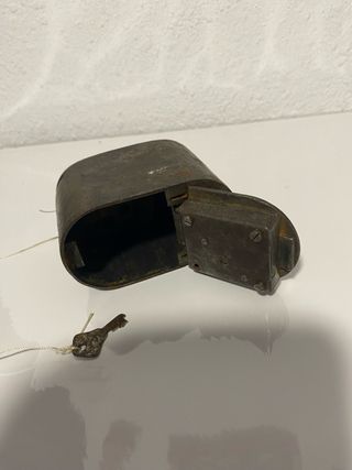 Hucha antigua de latón