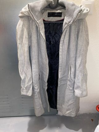 Abrigo paño Zara Basic con capucha gris.