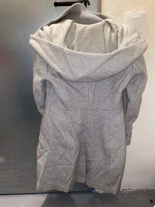 Abrigo paño Zara Basic con capucha gris.