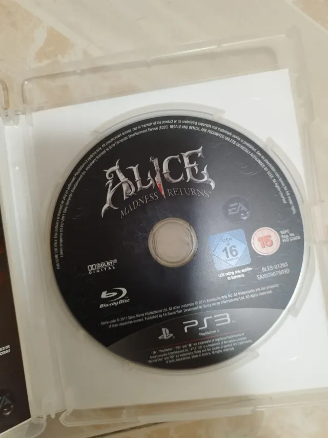 Alice Madness Returns PS3 en su caja, con manual.