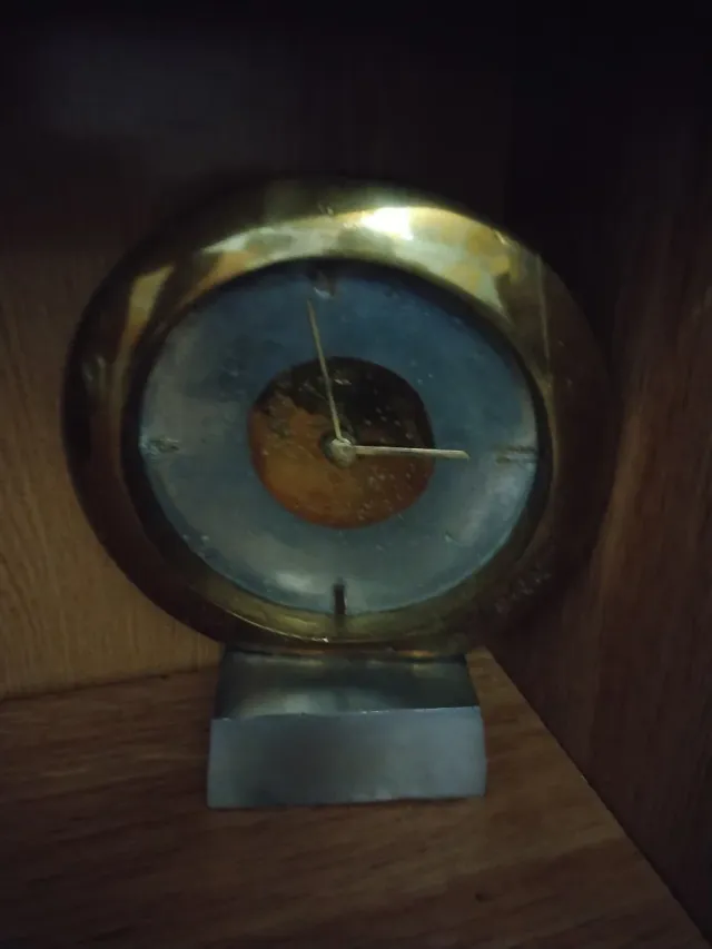 Reloj de sobremesa dorado es de cobre pesado