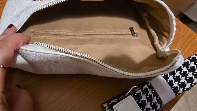 Bolso Riñonera Blanco con Correa Estampada