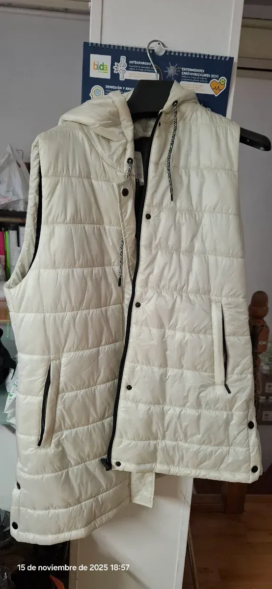 Colete acolchoado feminino com capuz