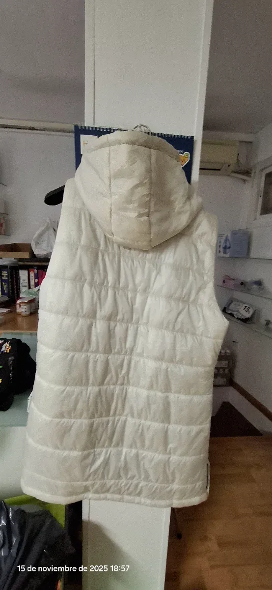 Colete acolchoado feminino com capuz