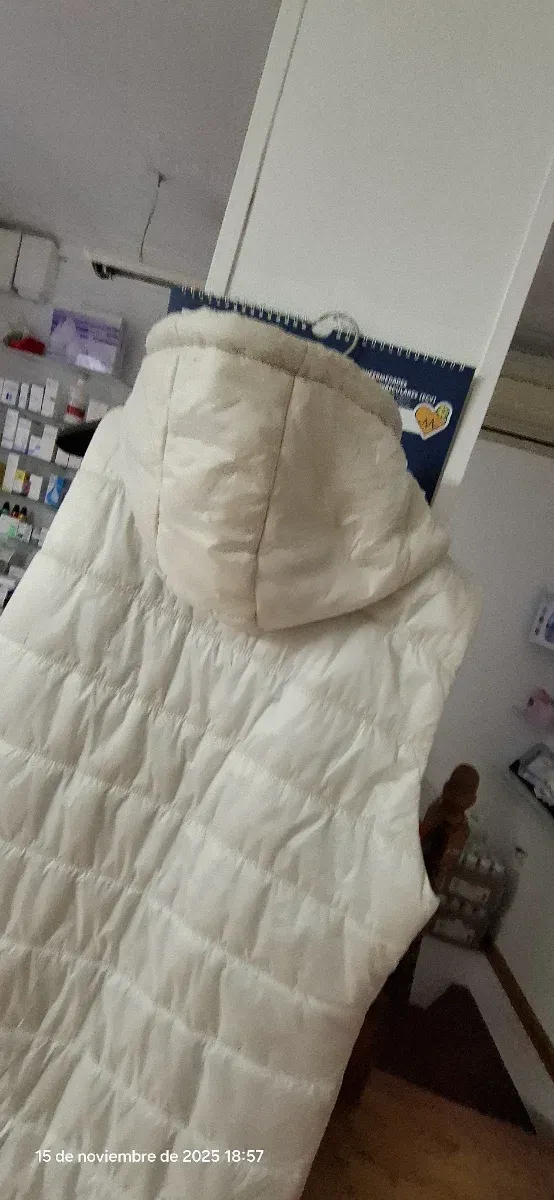 Colete acolchoado feminino com capuz