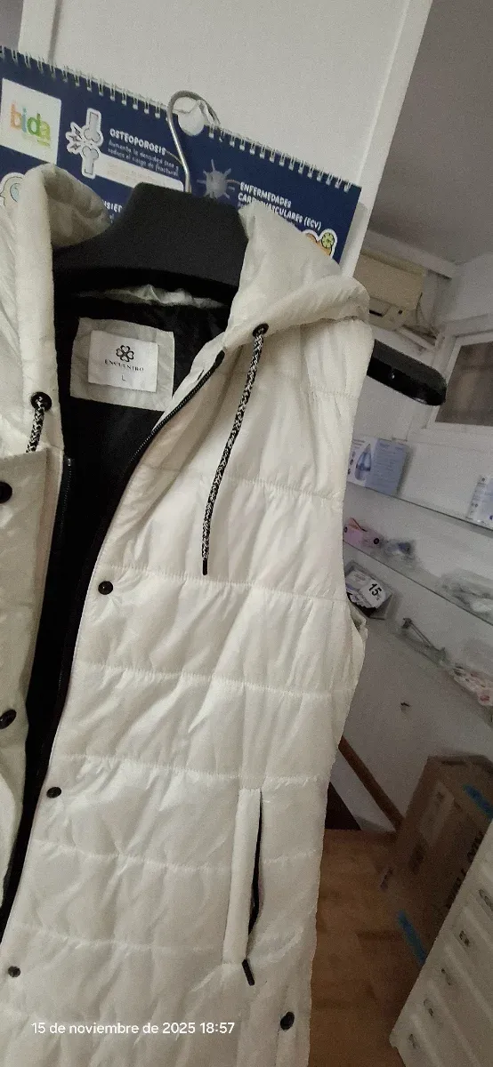 Colete acolchoado feminino com capuz