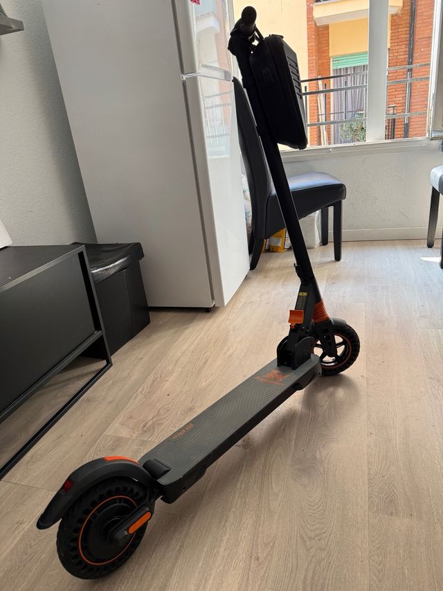 Monopattino Elettrico Arancione e Nero