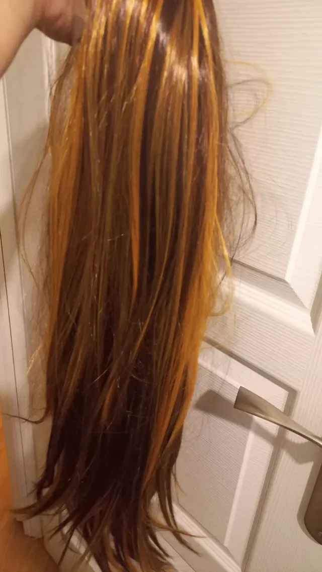 Peluca larga castaña con mechas doradas