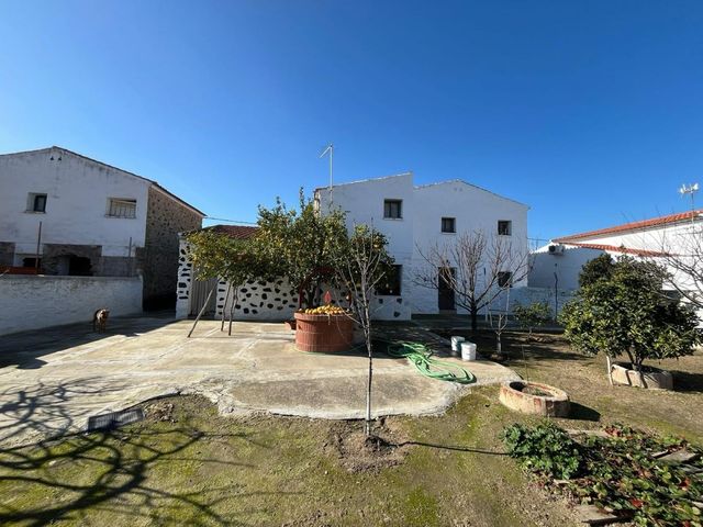 Casa con jardín - Pueblo Pizarro (Cáceres)