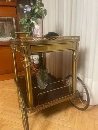 Camarera dorada con ruedas