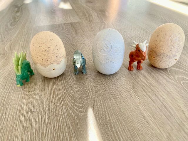 Huevos de dinosaurio con figuras