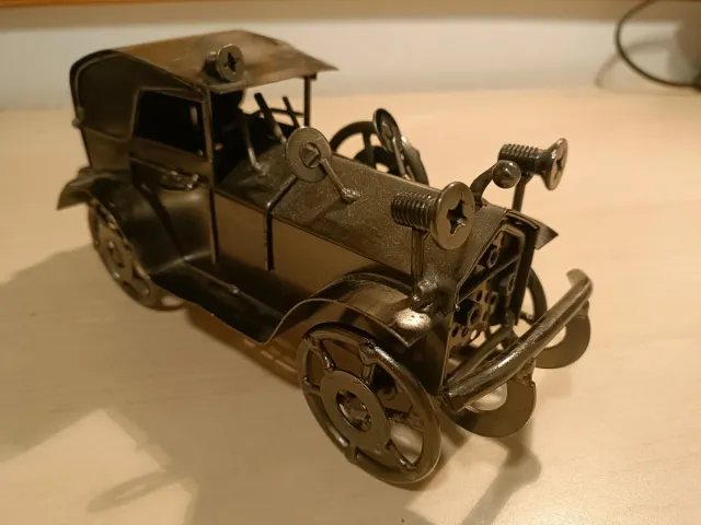 Coche de metal decorativo
