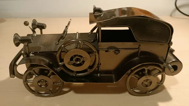 Coche de metal decorativo