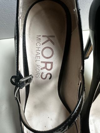 Zapatos Michael Kors negros con pulsera