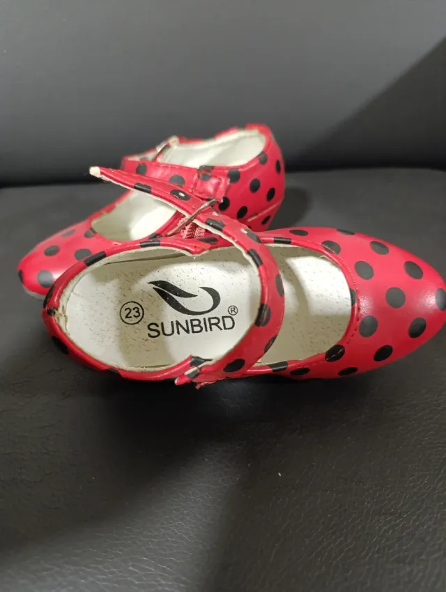 Zapatos niña lunares rojos Talla 23