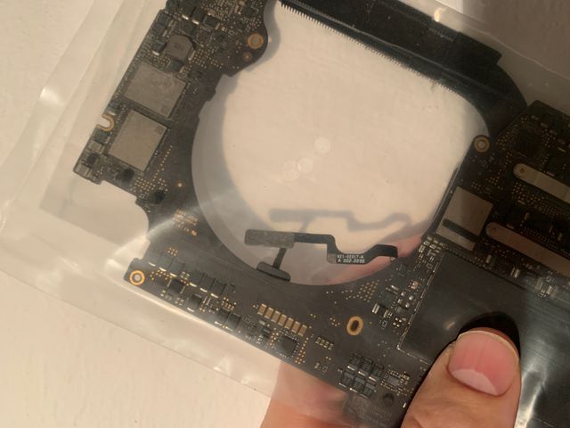 Placa MacBook Pro 16" con su Huella y Tornillos