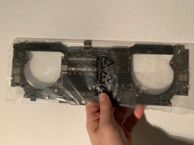 Placa MacBook Pro 16" con su Huella y Tornillos